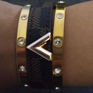 V bracelet
